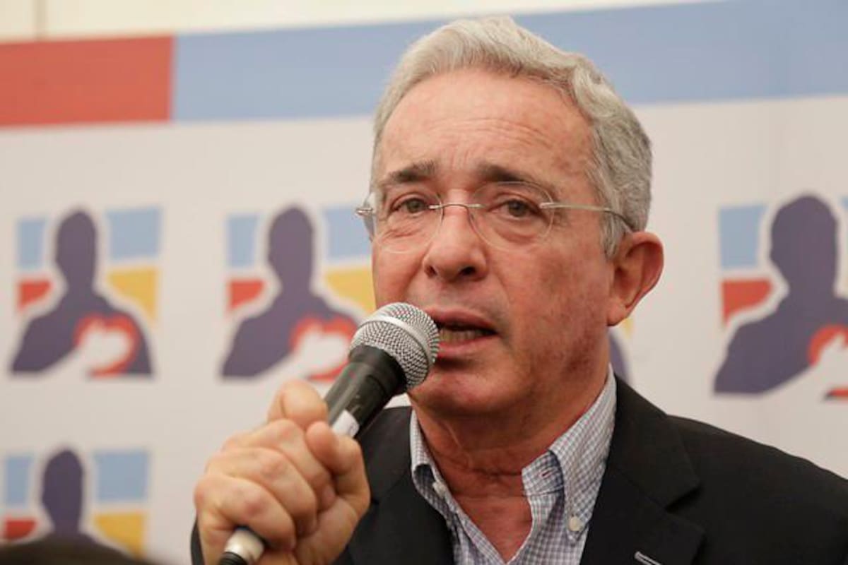 “Prefiero un guerrillero en armas que un sicario moral”: Uribe a Petro