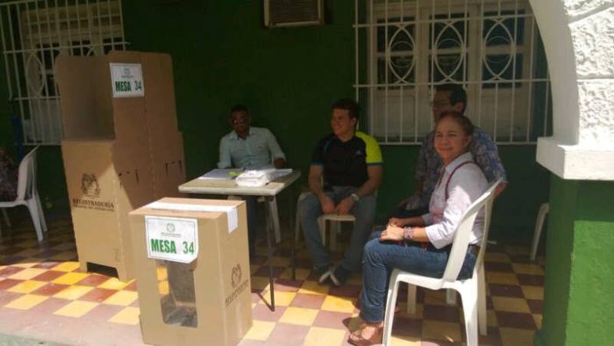 Jurados del puesto de votación del colegio La Esperanza en Crespo se quejan de que los votantes hacen las filas en el sol. A ellos también le dio sol buena parte de la mañana. CORTESÍA
