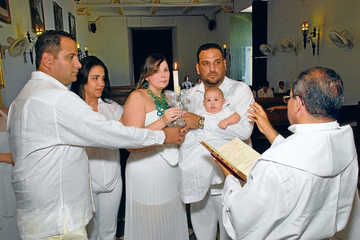 Rafael Enrique Pérez acompañado de sus padrinos Carlos Alfredo Pérez Jubiz y Dilia Pérez Jubiz y de sus padres Rafael A. Pérez Jubiz y Lauren Tinoco Paternina. Archivo particular