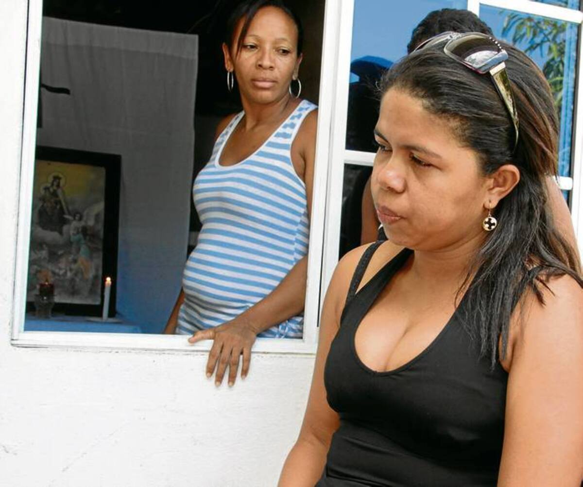 Daneyis Manjarrés, prima del ‘Saya’, y otros familiares aguardan en Olaya a que llegue el cuerpo.