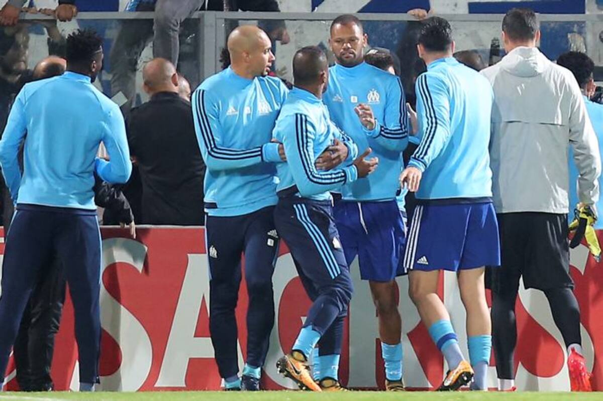 Patrice Evra tuvo que ser controlado por sus compañeros. AP Luis Vieira