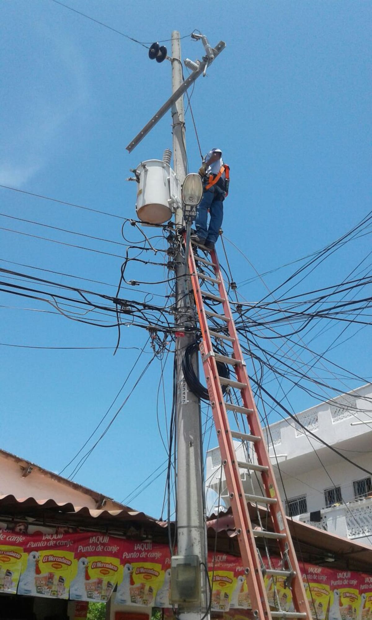 El nuevo transformador de energía quedaría instalado esta tarde. Foto: Cortesía