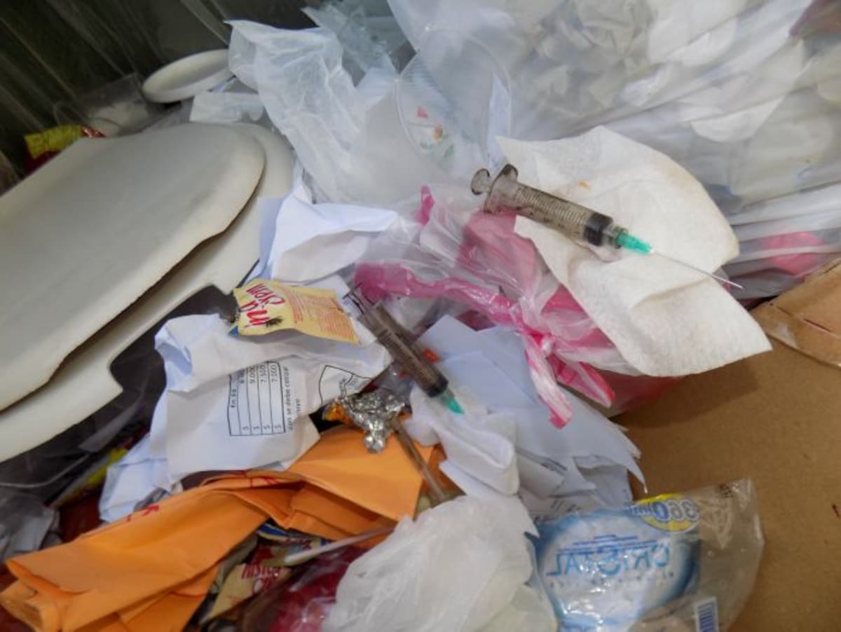 Vidrios quebrados, agujas, clavos y otros objetos cortopunzantes o peligrosos, son depositados sin cubrir dentro de las bolsas de basura. CORTESÍA