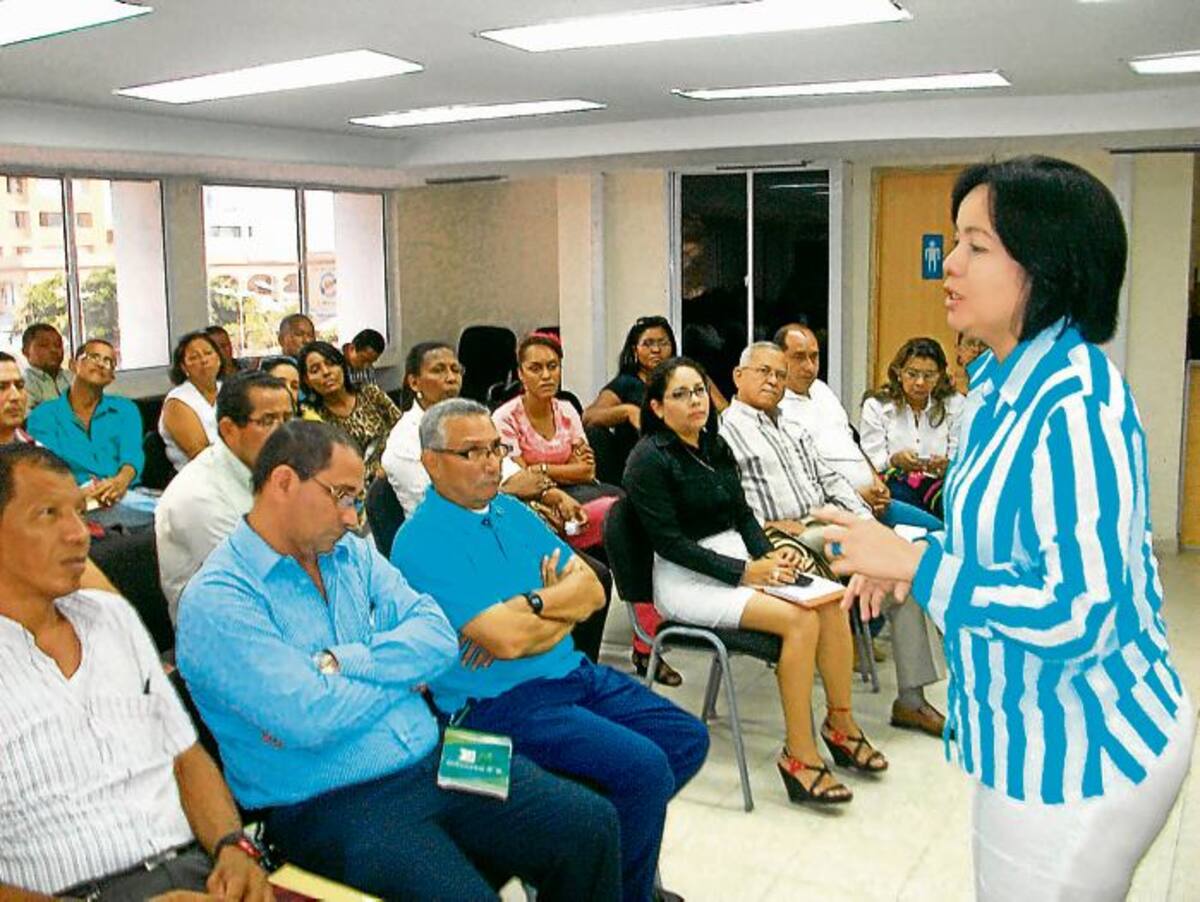 Los rectores de las Instituciones Educativas de las zonas de la ciudad donde no hay suficientes cupos oficiales se reunieron con la Secretaria de Educación. Foto: Cortesía.