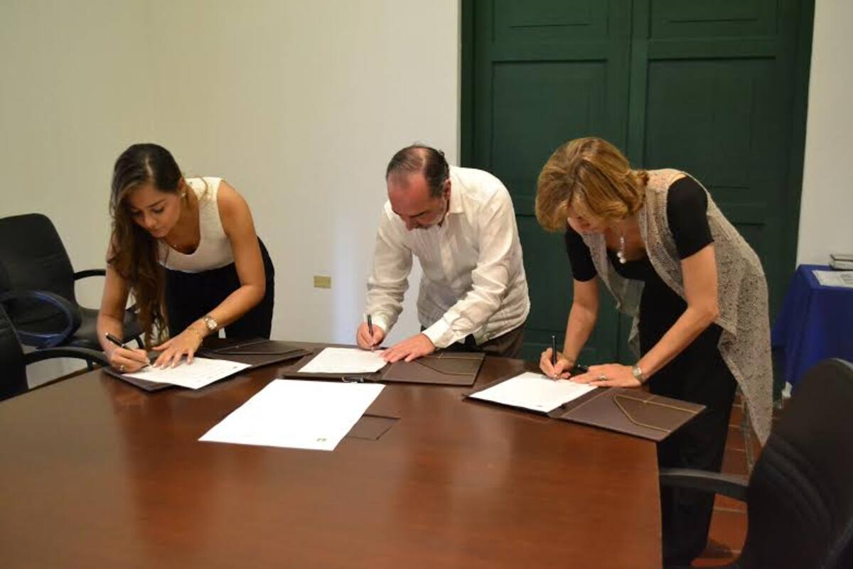 El acuerdo para la movilidad fue firmado esta mañana por María Claudia Peñas, coordinadora de Cartagena Cómo Vamos; Jaime Bernal Villegas, rector de la UTB; y María Claudia Páez, presidenta ejecutiva de la Cámara de Comercio. Foto: Cortesía