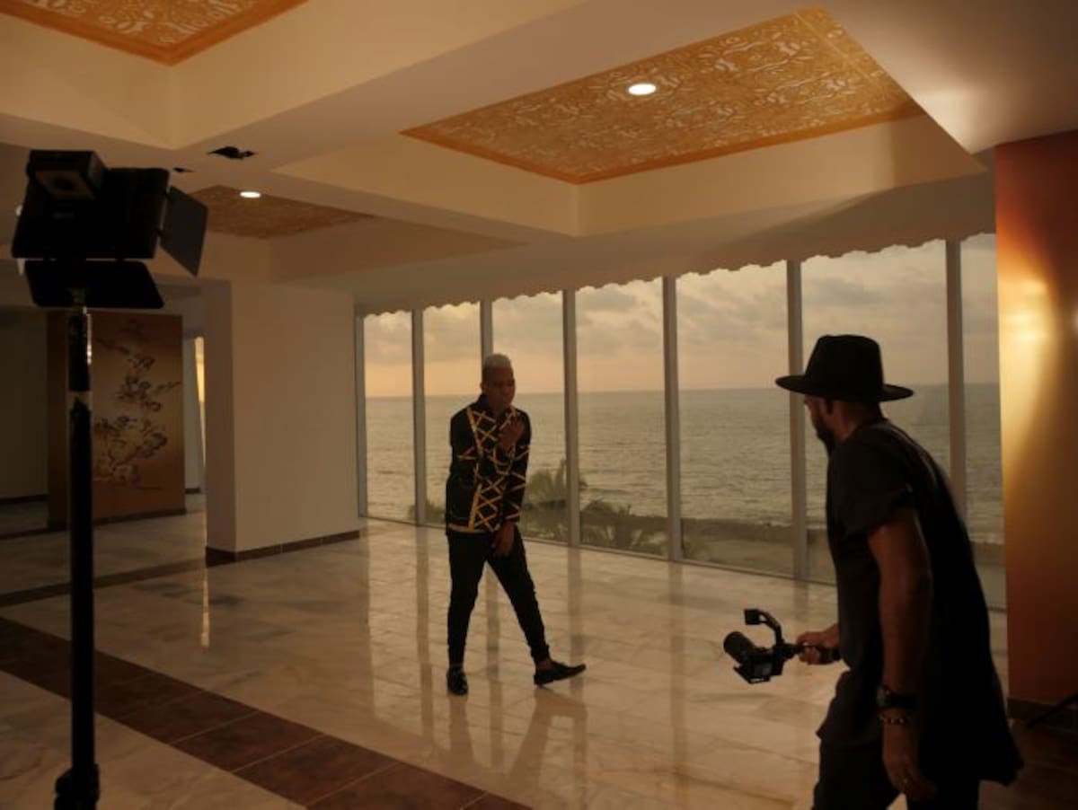 Algunas imágenes del detrás de cámara del video. CORTESÍA