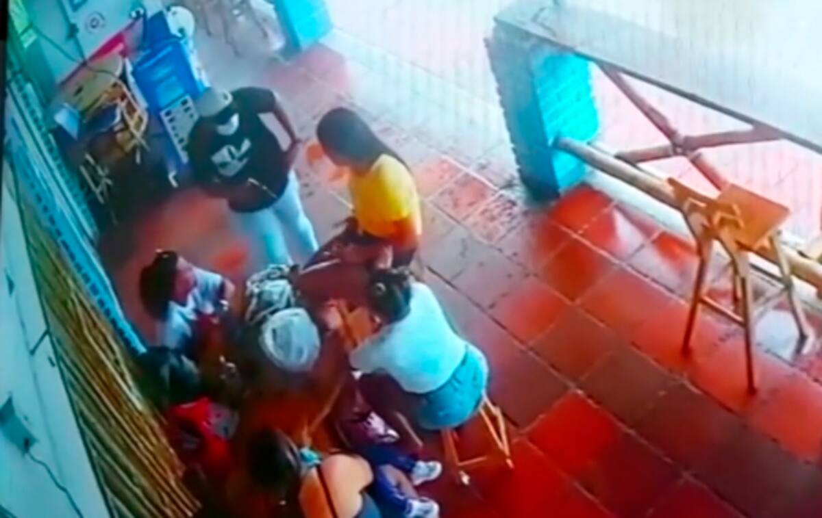 En Marbella, un sujeto entra a un establecimiento comercial, intimida a las personas con un arma, roba y huye.