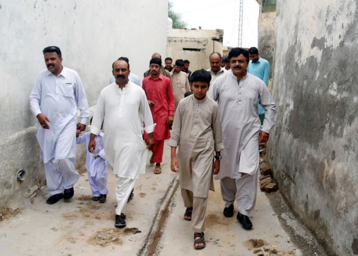 Salar Islam camina con hombres. EFE SOHAIL SHAHZAD