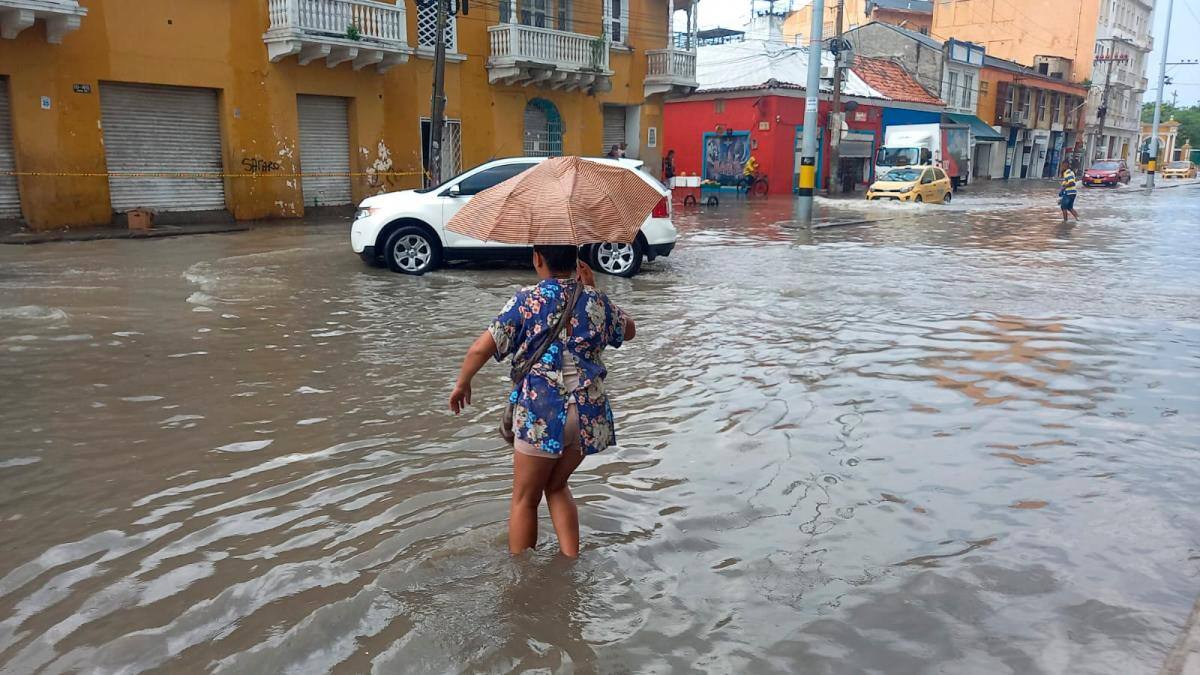 La avenida Daniel Lemaitre, en el Centro, es uno de los sectores afectados por las lluvias. // Foto: Julio Castaño - El Universal