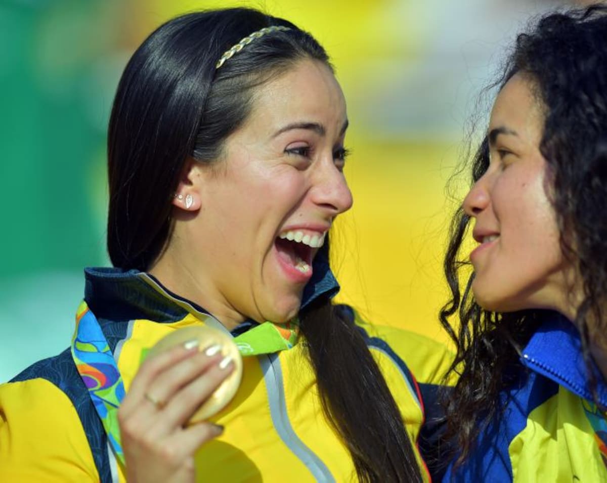 Mariana Pajón luce su medalla de oro. AFP