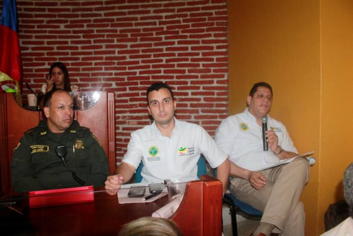 El teniente coronel Luis León, comandante operativo de la Mecar; el secretario del Interior, Fernando Niño; y el director de Distriseguridad, José Ricaurte, durante el debate en el Concejo a la seguridad en Cartagena Cortesía.