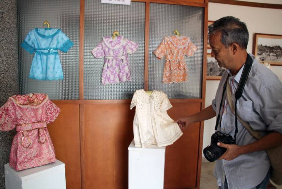 El comunicador Julio Cesar Pereira, destaca el valor religioso que encierra cada vestido elaborado por damas sincelejanas hace varias décadas. MANUEL SANTIAGO PÉREZ/EL UNIVERSAL.