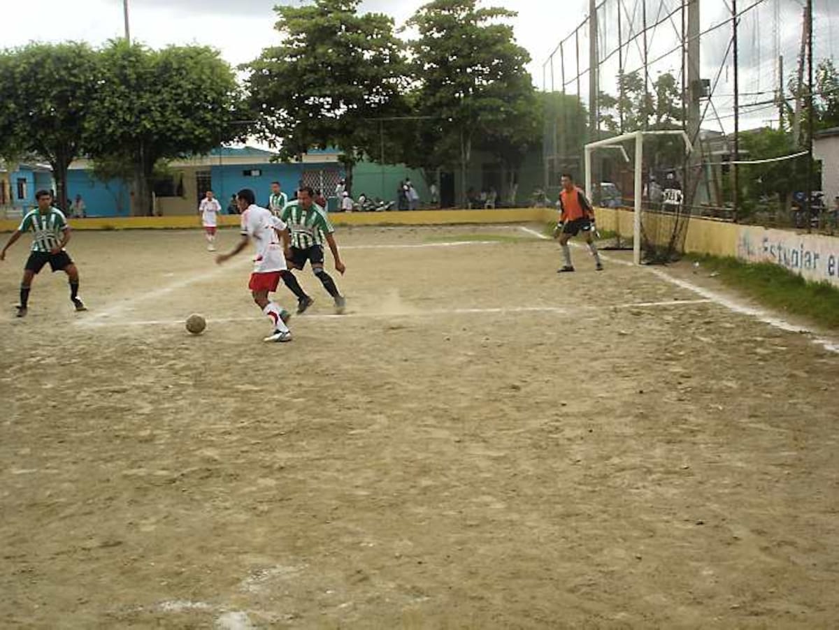 El Torneo de Minifútbol Libre marcha con éxito en la cancha de la sexta etapa del barrio La Pradera de Montería. REDACCIÓN DIARIO EL UNIVERSAL