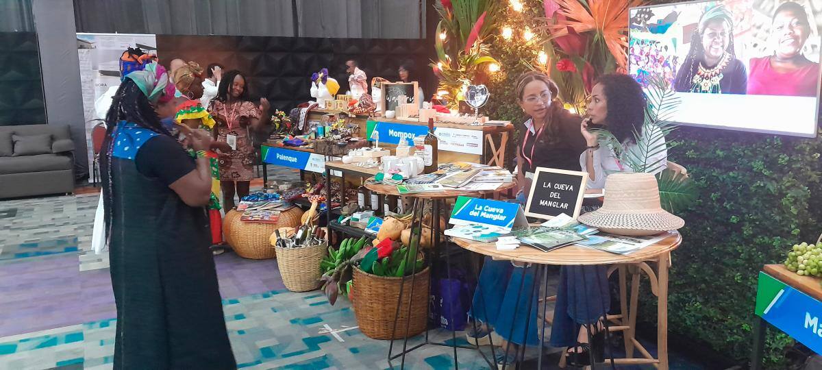 Cotelco Cartagena y Bolívar, el anfitrión del Congreso, tiene una muestra de varios emprendedores que apoya en municipios del departamento. El video de la bienvenida del gremio en el Congreso, mostrando nuevos atractivos turísticos y testimonios de prestadores turísticos, dejó una grata impresión. // HFA - EU