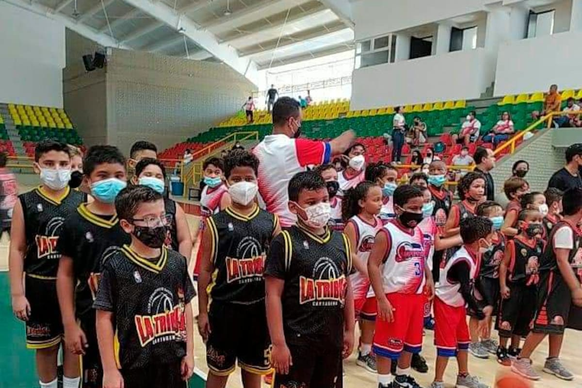 Los niños exhibieron sus habilidades en I parada de baloncesto