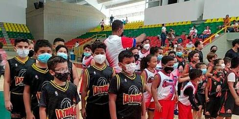 Los niños exhibieron sus habilidades en I parada de baloncesto