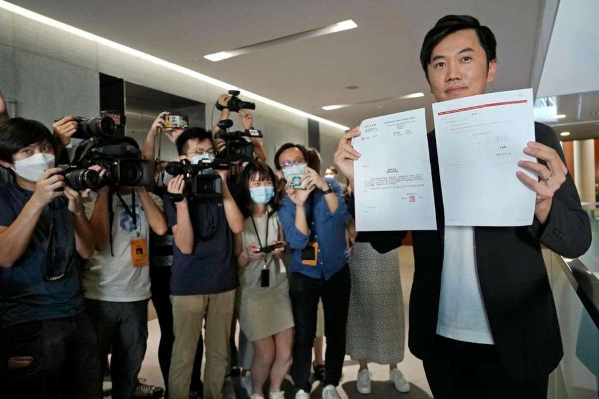 Descalifican a congresista opositor en Hong Kong