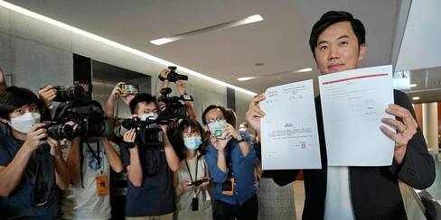 Descalifican a congresista opositor en Hong Kong