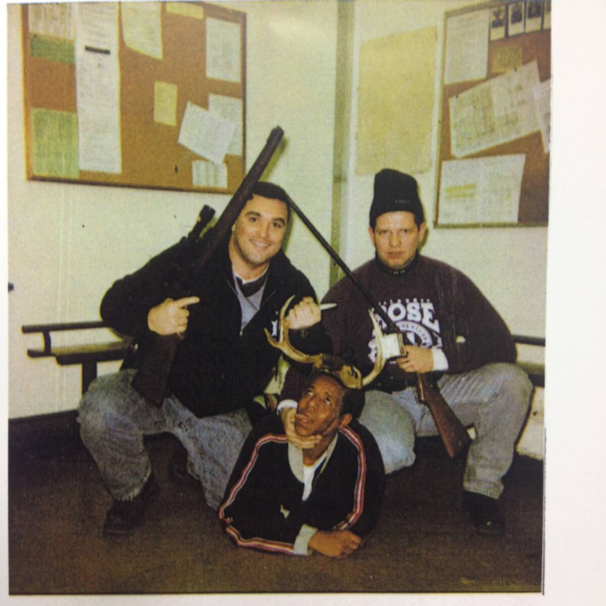 Los dos policías posan como si el sospechoso negro fuera un trofeo de caza. TOMADA DE FOX 13 SALT LAKE CITY- Office of the Cook County Clerk.
