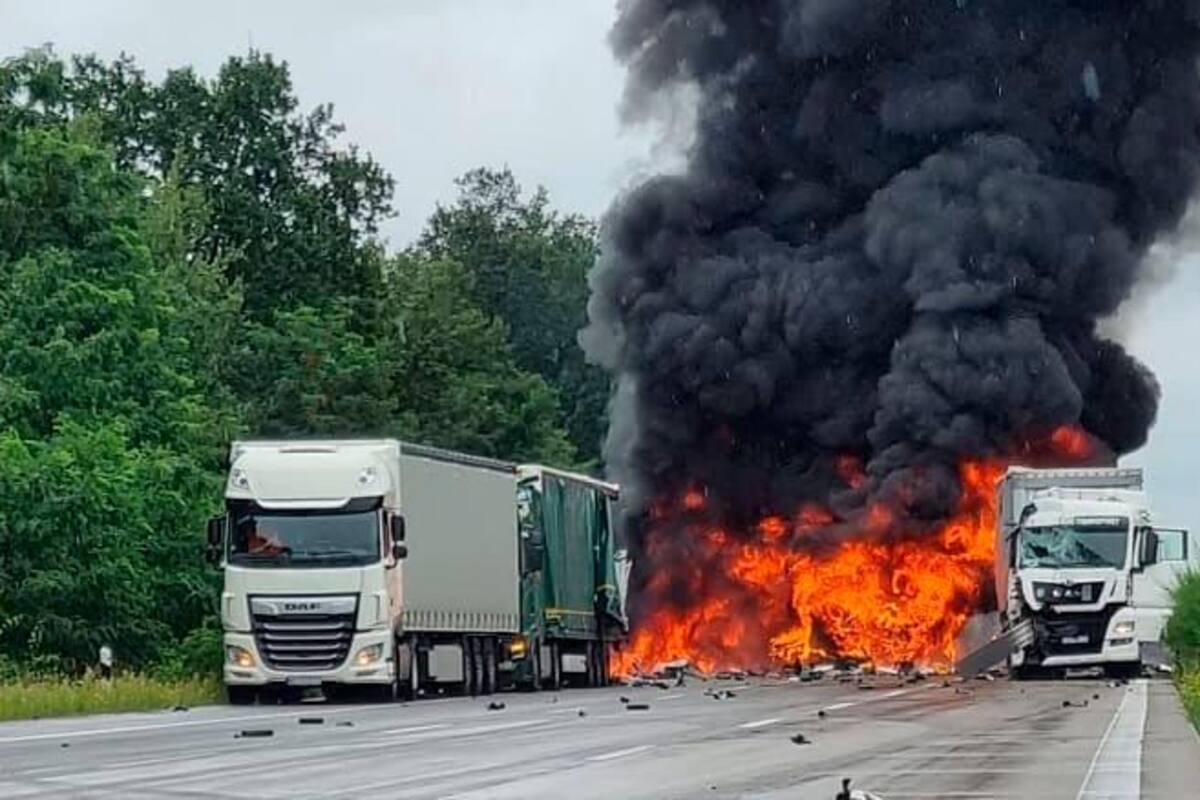 Decenas de camiones se estrellaron en aparatoso accidente: hay 5 muertos