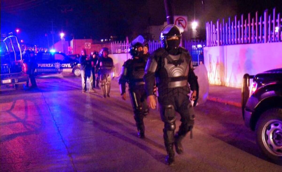 La policía antimotines y ambulancias se desplegaron en la cárcel Topo Chico, de cuyas instalaciones salía humo. Foto: AFP