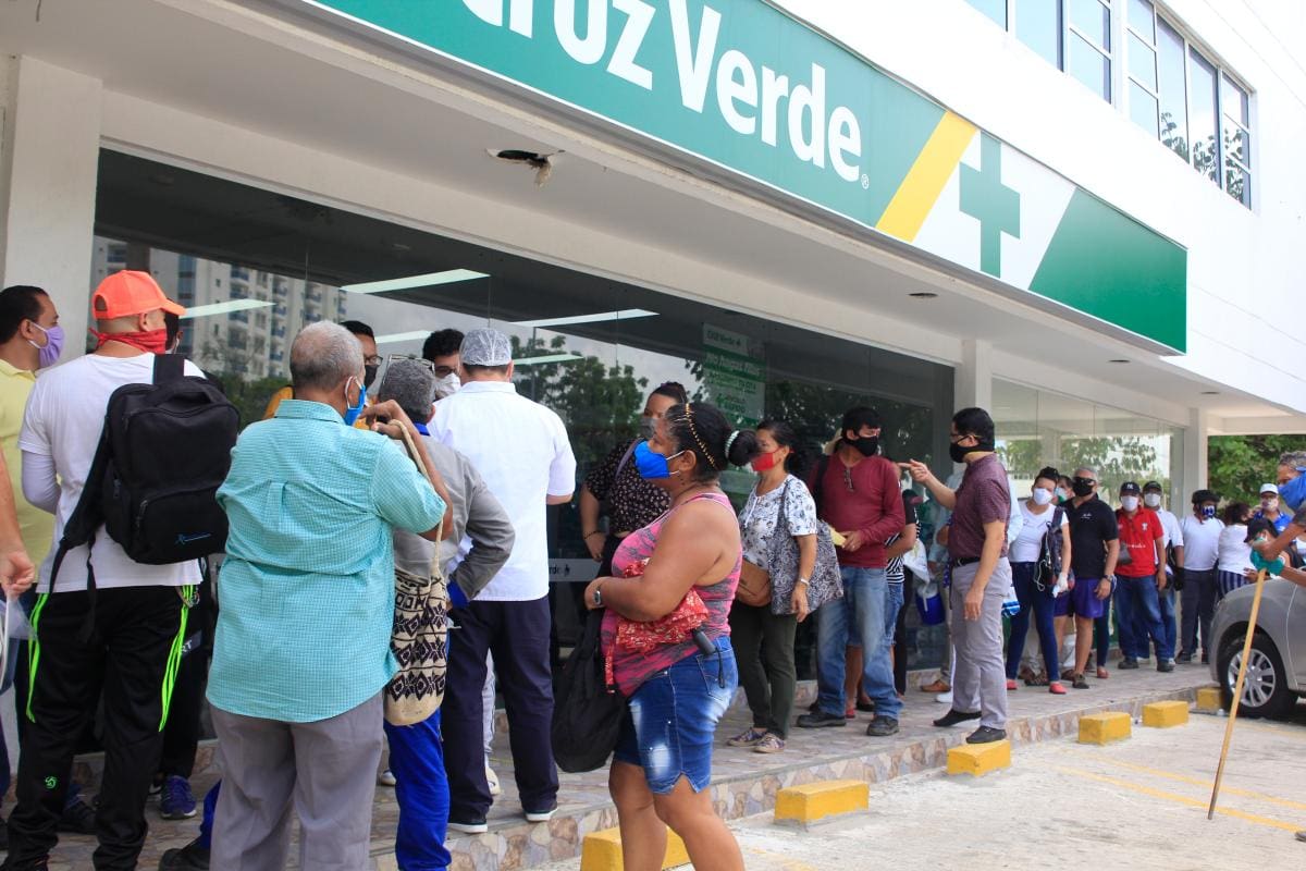 Quejas por largas filas para reclamar medicamentos en Cartagena
