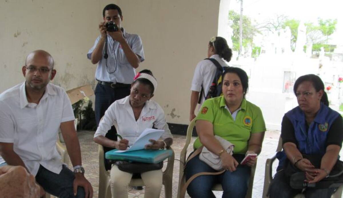 Alonso Cortina Acevedo, director del Consultorio Jurídico de la Universidad del Sinú (camisa blanca), y Katia Mendoza Salemé (de verde), de Salud Pública del Dadis, precisaron sus criterios sobre el cementerio. PEDRO TORRES, GENTE BAHÍA - EL UNIVERSAL