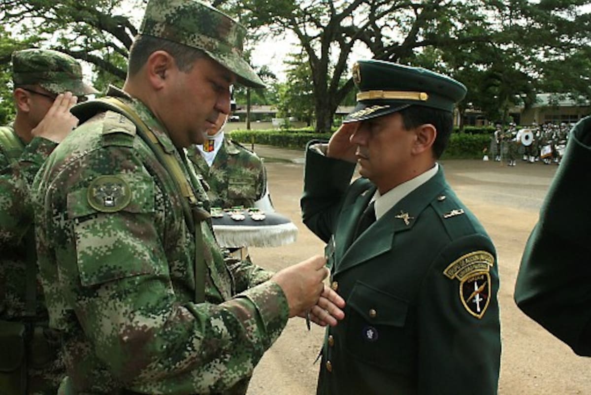 El segundo comandante de la Brigada Once, Coronel Freddy Sanmiguel Guzmán, condecoró ayer a varios funcionarios de esa entidad militar.