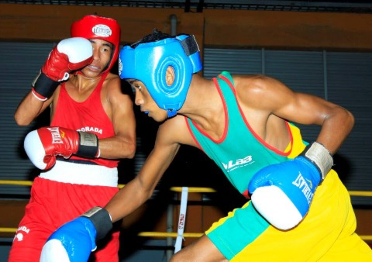 Carlos Iriarte (rojo), de Caldas, no pudo ante Luis Pardo, de Bolívar.
