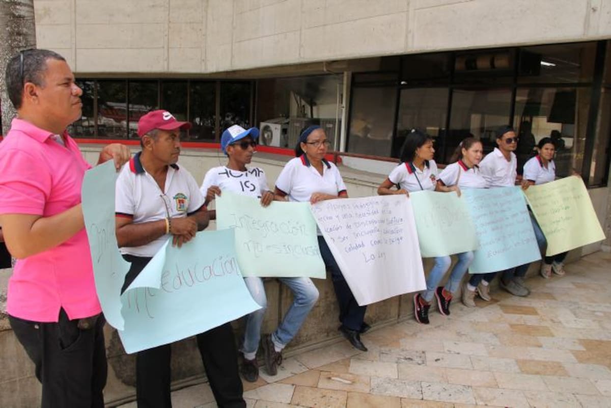 Varios miembros de la Asociación de Sordos de Sucre durante la protesta. MANUEL SANTIAGO PÉREZ/EL UNIVERSAL