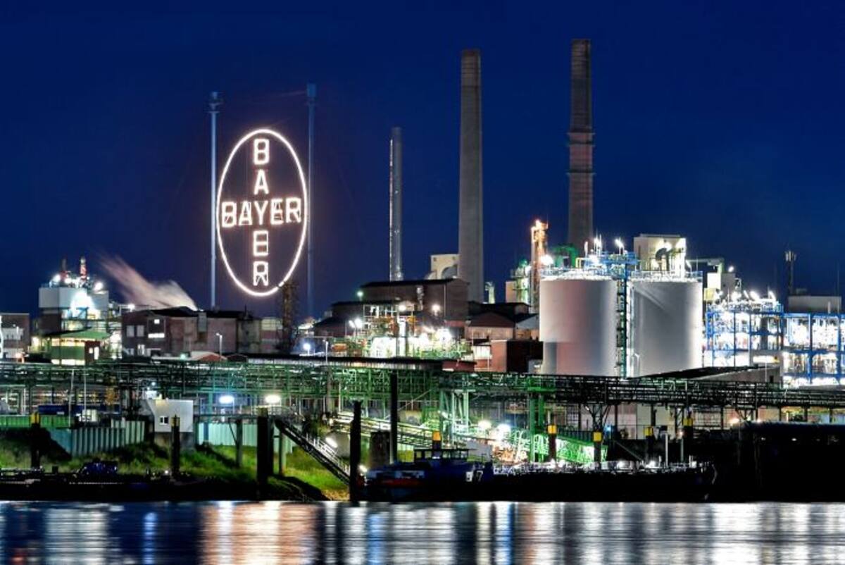 Una de las fábricas farmacéuticas de la compañía farmacéutica Bayer en Leverkusen, Alemania. Las acciones de Bayern cayeron hoy en la bolsa de Fráncfort casi un 11% como reacción a la sentencia del pasado sábado en Estados Unidos contra Monsanto, la primera de cientos de demandas que enfrenta el productor de transgénicos por los supuestos efectos cancerígenos del glifosato. EFE SASCHA STEINBACH