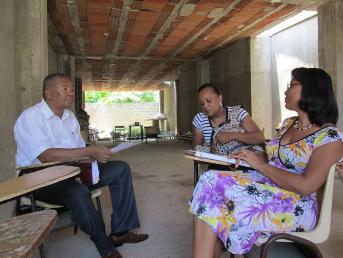 Mujeres dirigentes comunales conversan con Bernardo Romero, de la Secretaría del Interior del Distrito. RUBEN DARIO ALVAREZ-ELUNIVERSAL