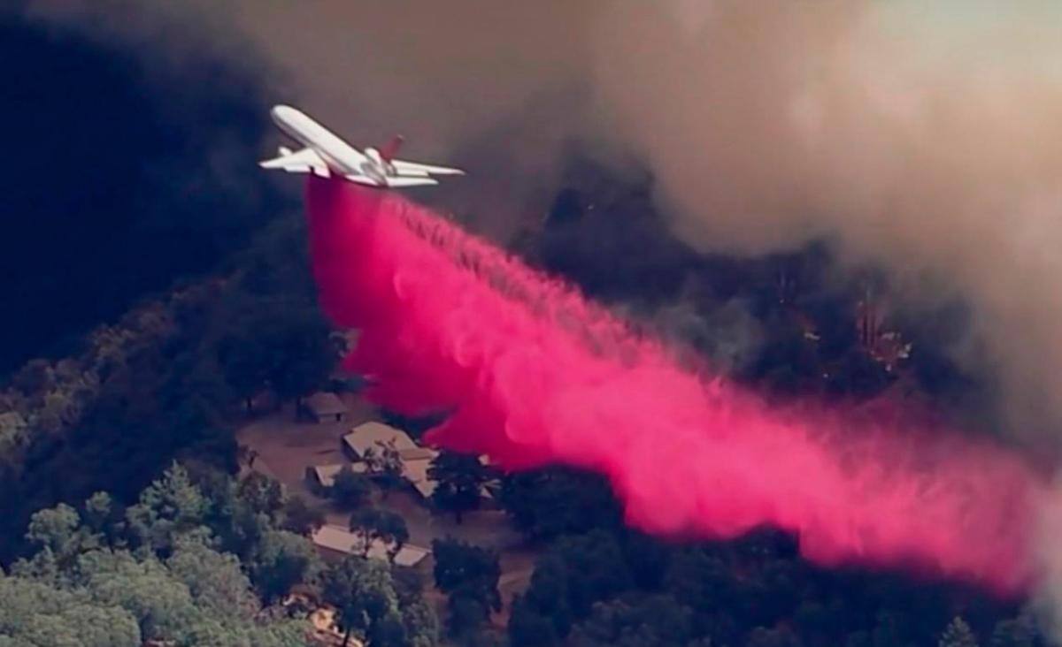 Las autoridades han recurrido a aviones cisternas con químicos especiales y retardantes para apaciguar el fuego.