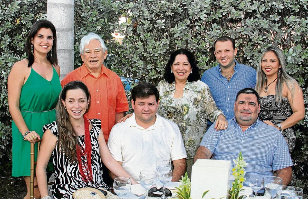De pie: Ana María Pallares, Guillermo Guerrero, Blanca de Arrieta, Luis Fernando Covo y Ana Raquel Acosta; sentados Giannina Guerrero, Jorge Navas y Diego Bustillo.