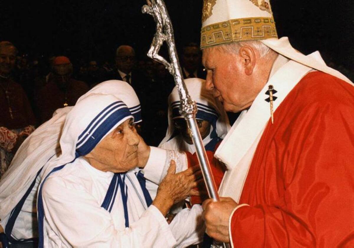 La madre Teresa de Calcuta con el Papa Juan Pablo II. AP