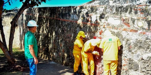 Se inician labores de restauración de muralla vandalizada