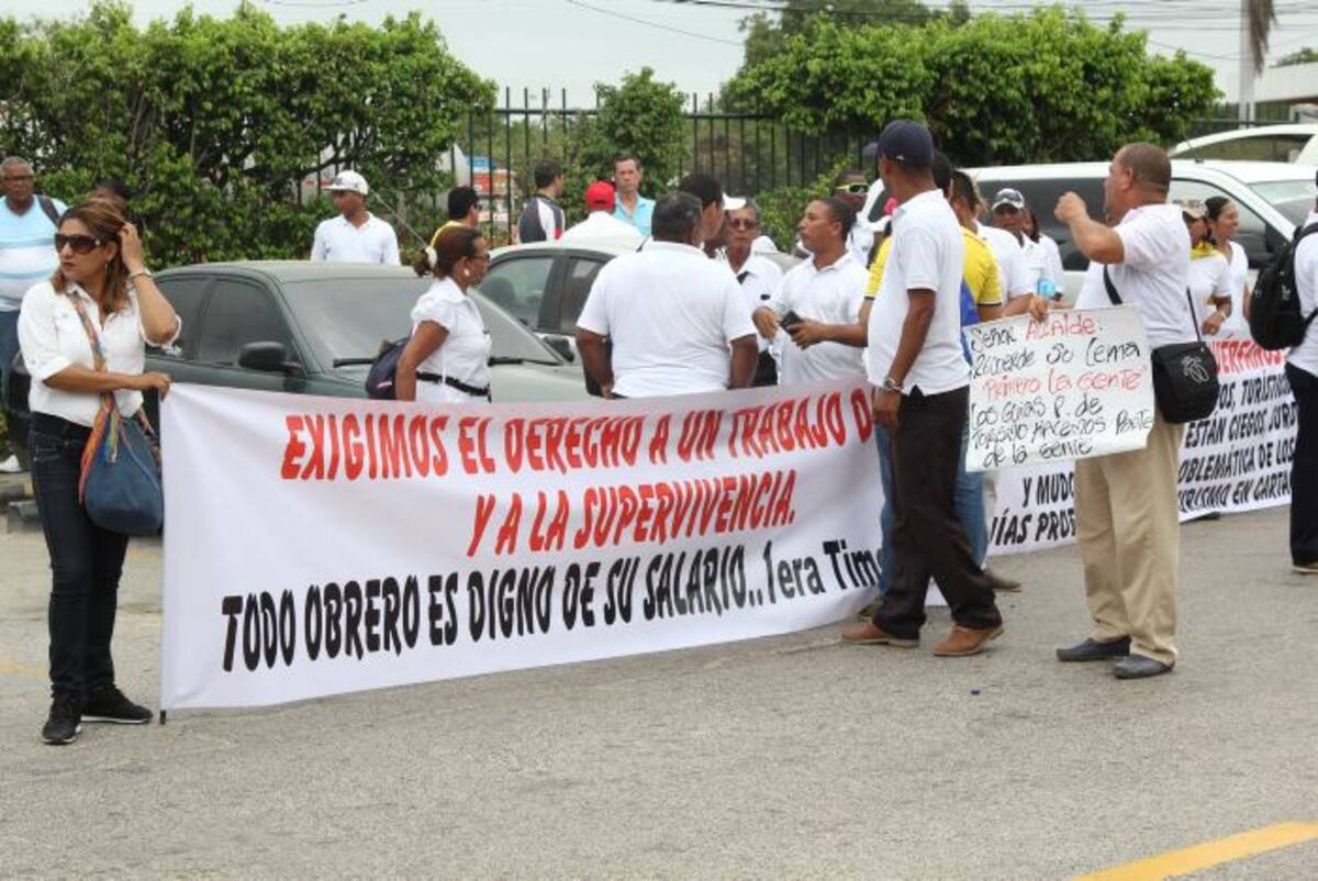 Los manifestantes con distintas pancartas y consignas exigieron su derecho al trabajo. Kailline Giraldo Bejarano