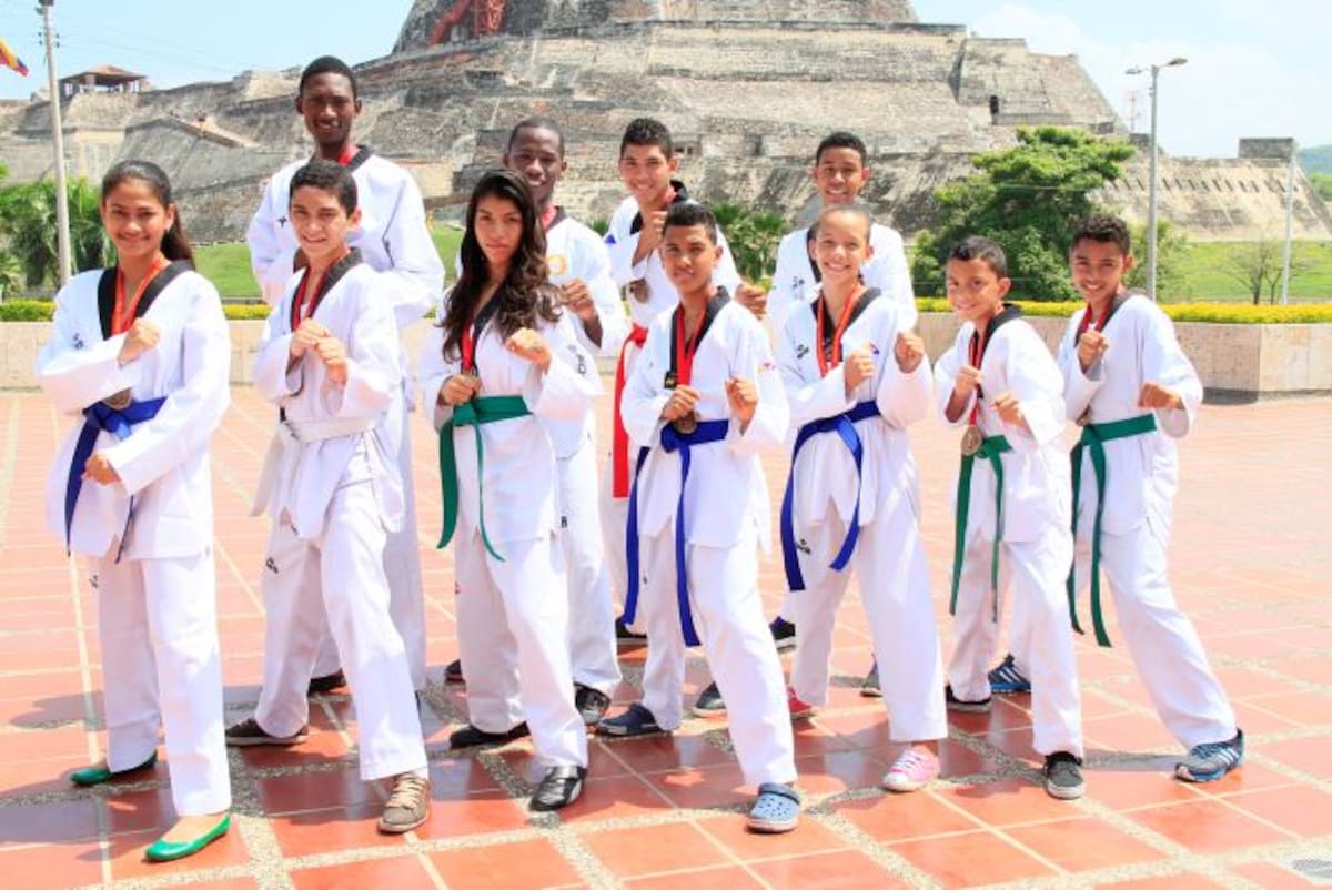Estos fueron los 11 oros. Atrás: Yair Medina, Néider Lozano, Yorman Montalvo y Rafael Carrillo. Adelante: Greys Báez, Daniel Sierra, Candelaria Torres, Juan Camilo Rodríguez, Kimberly Garrido, Marco Tulio Blanco y Óscar Gómez. Zenia Valdelamar/El Universal