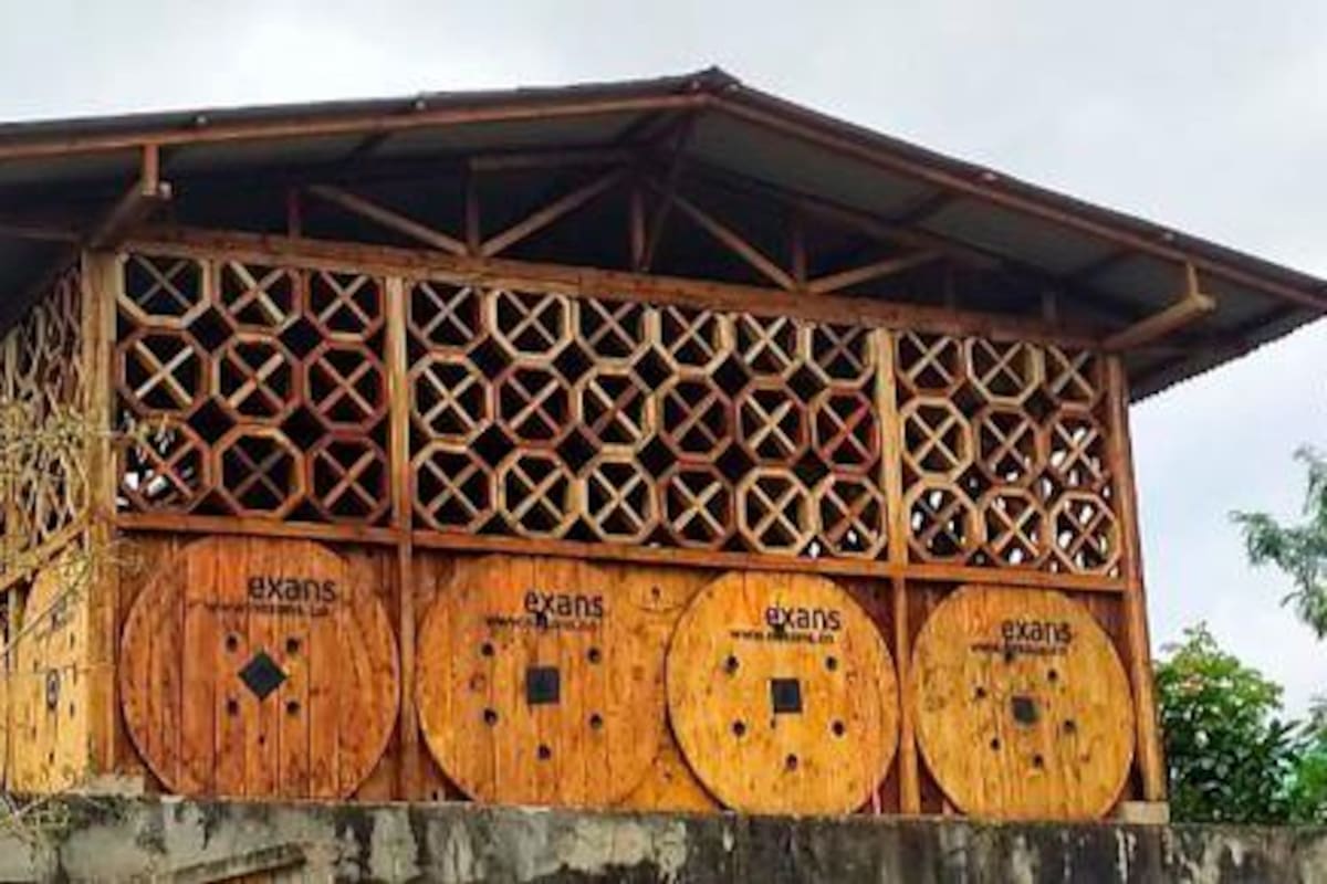 Construyen la primera ecoescuela con carretes de madera en Lebrija