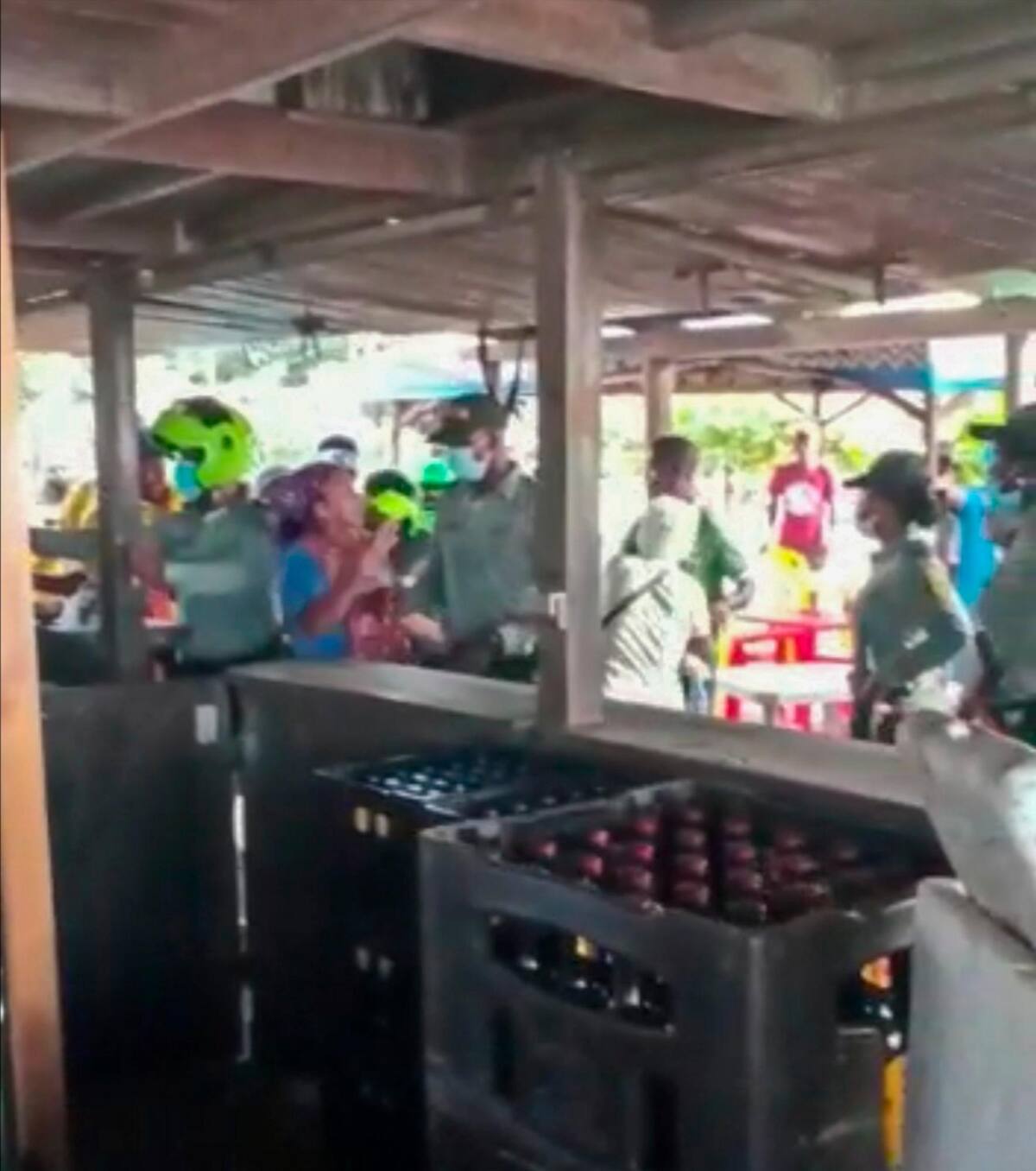 Momento en que, en medio de una multitud, la señora “Pacha” cae al piso. //CAPTURA DE VIDEO