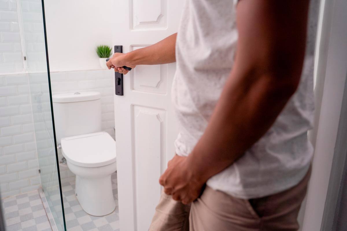 Envejecimiento: orinar la cama y usar pañal no son condiciones normales