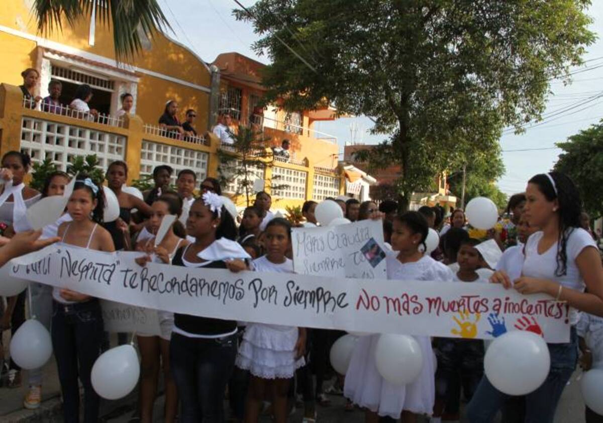 Los compañeros y profesores de María Claudia asistieron al sepelio y al unisono rechazaron las circunstancias en que falleció la niña. Zenia Valdelamar-El Universal