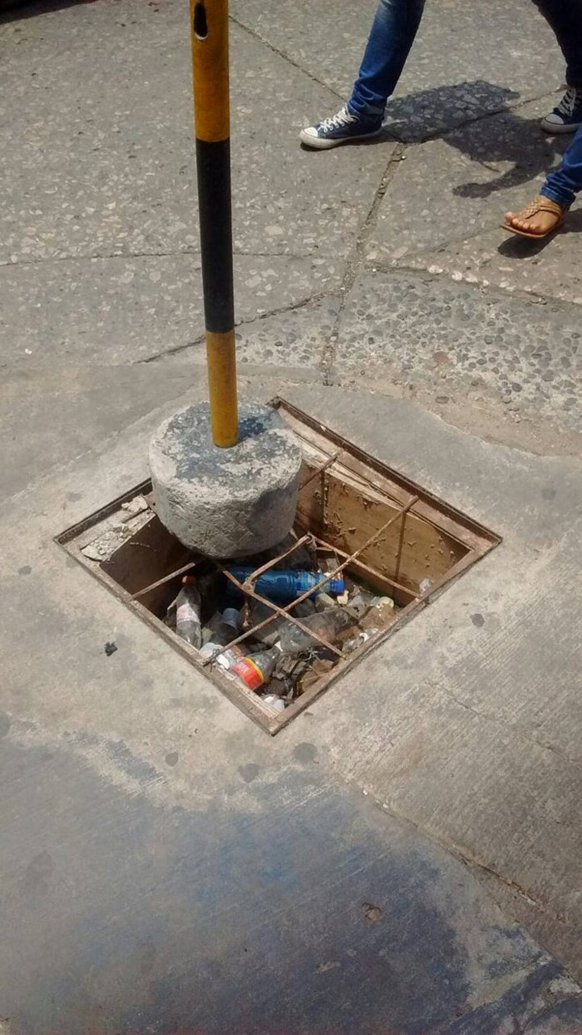 Estas fueron algunas de las tapas de alcantarillas y tapas de concreto que encontró la Secretaría de Infraestructura en mal estado durante un recorrido por el Centro. Cortesía