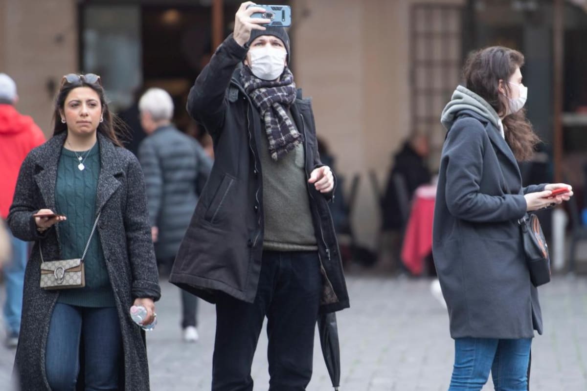 Por el coronavirus, ni besos ni apretones de mano en Italia