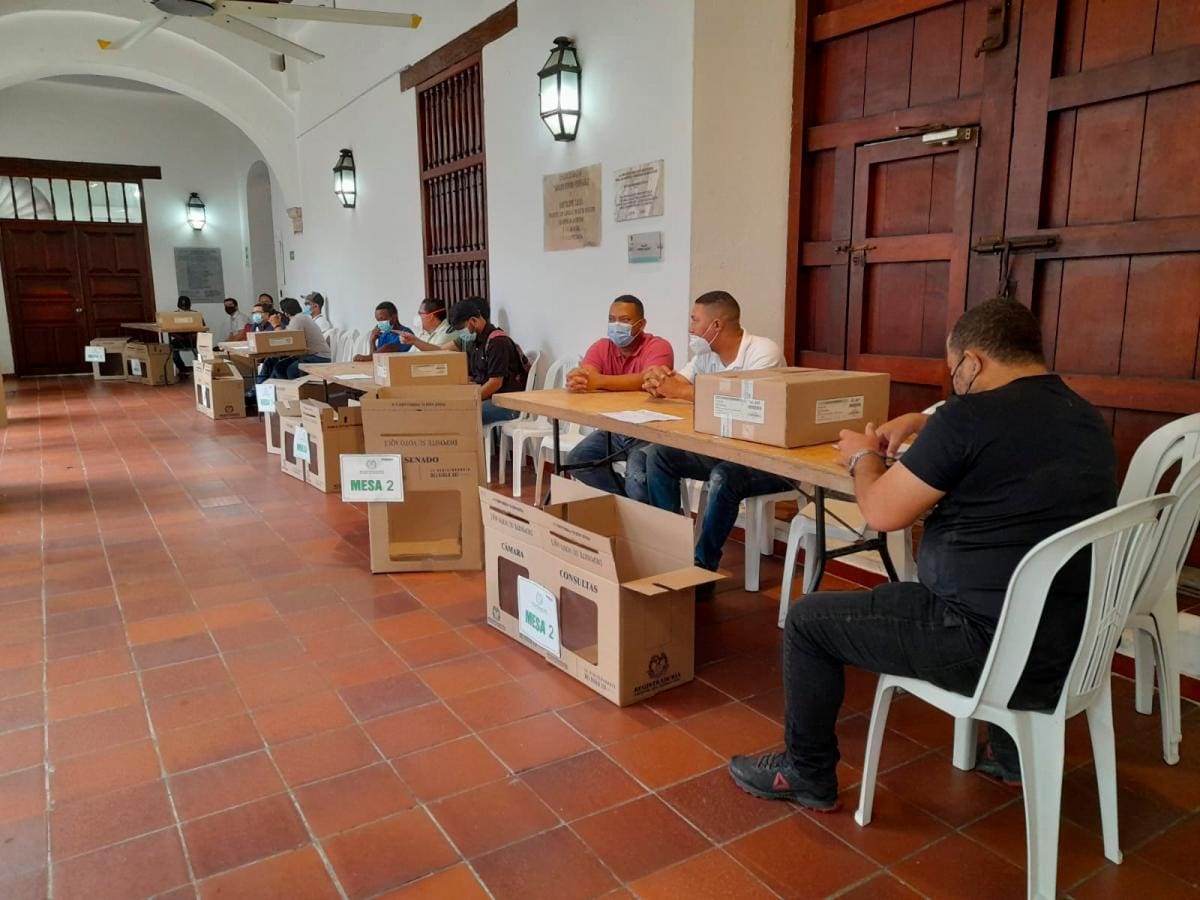 Puestos de votación listos en el colegio Bellas Artes. //Luis Herrán- El Universal.