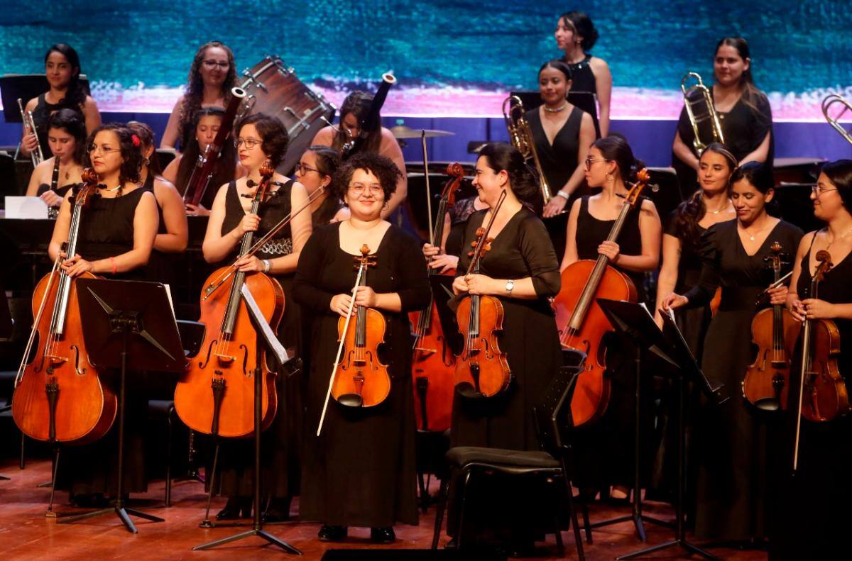 La música sinfónica ha sido un ambiente masculino pero, cada vez más las mujeres se abren paso conformando orquestas exclusivamente femeninas. // Foto: EFE/ Ricardo Maldonado Rozo