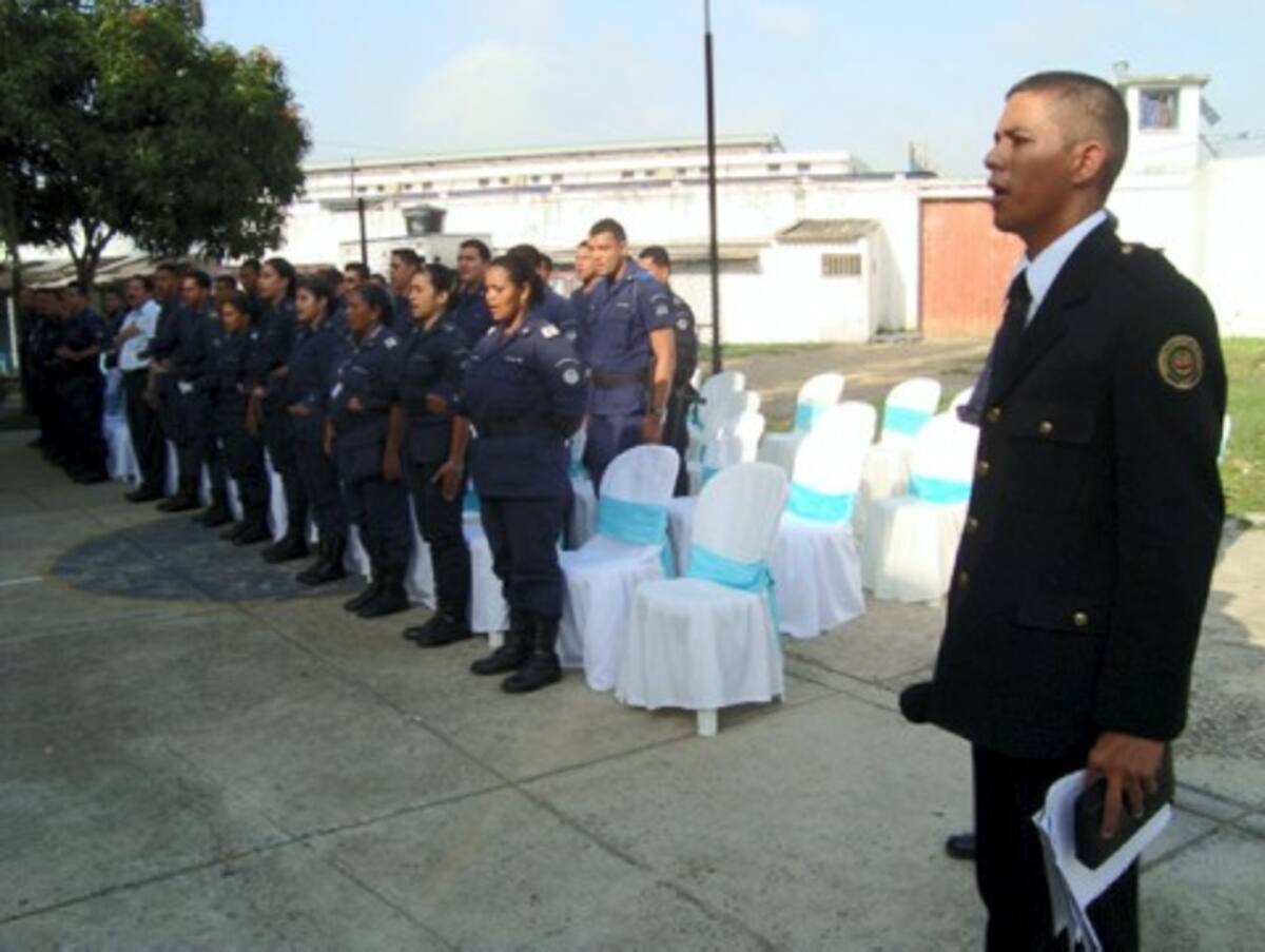 La Dirección de la Penitenciaría de Cartagena viene haciendo reconocimientos a la labor de sus guardianes.