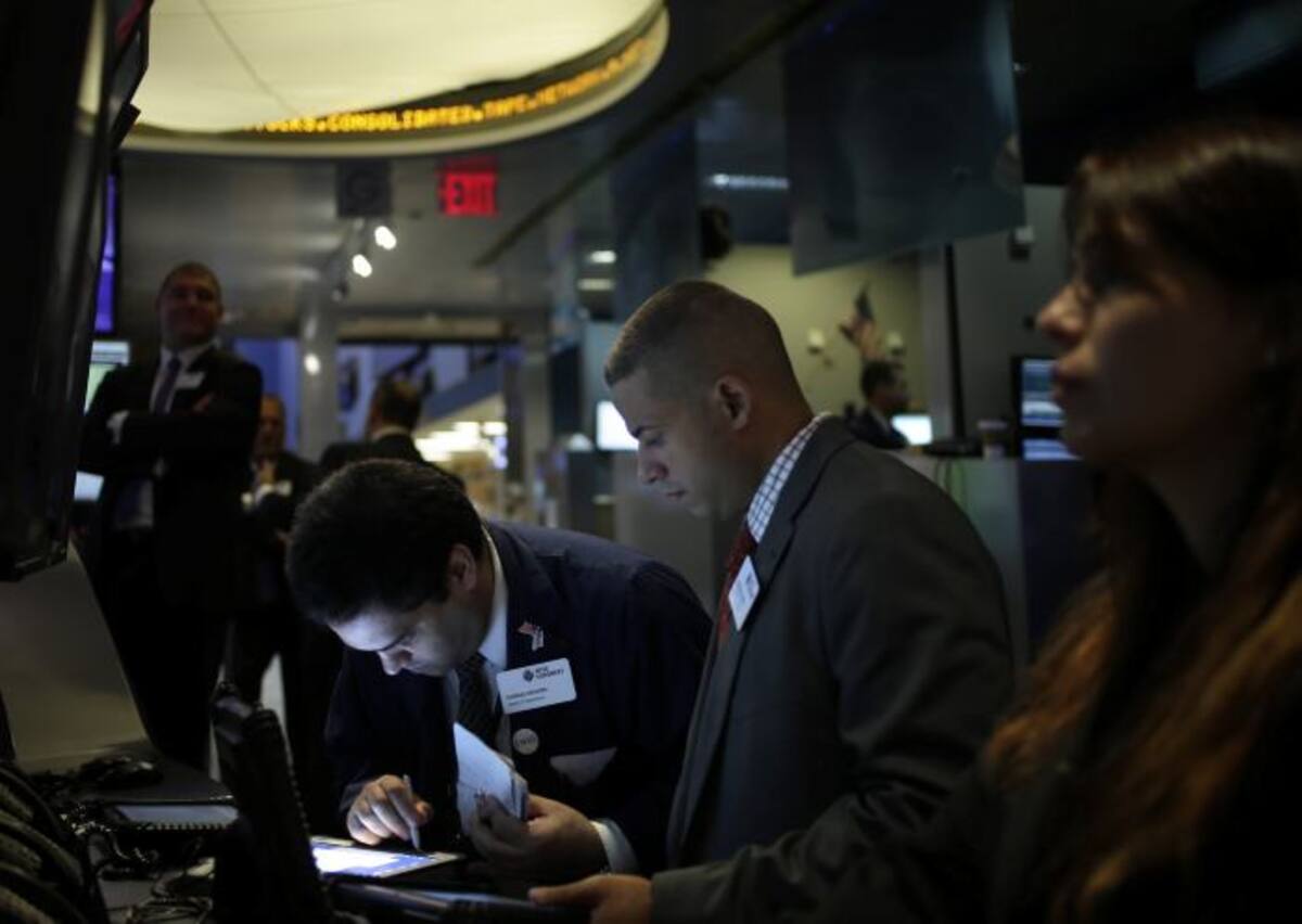 En el caso del índice compuesto Nasdaq, perdió 9,04 puntos (0,2%) a 3.715,97 enteros. Eso siguió a un fuerte declive el miércoles causado por una venta masiva de las acciones de Apple. AP Seth Wenig