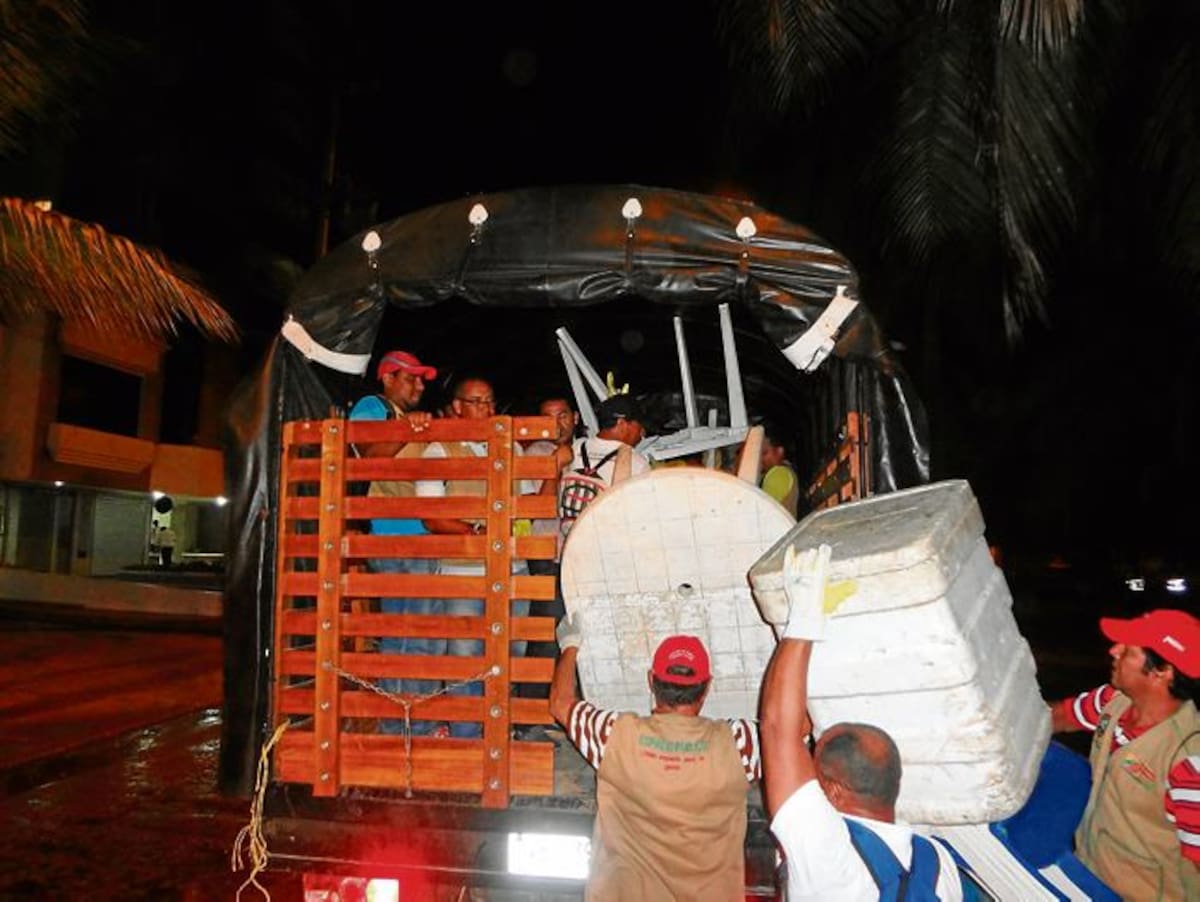 En un operativo ‘lechuza’, Espacio Público desmontó varios negocios que permanecían en las playas de Bocagrande.