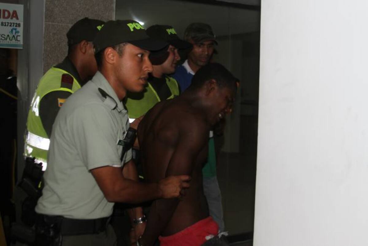 El capturado fue conducido a una estación de la policía cercana. Foto: El Universal